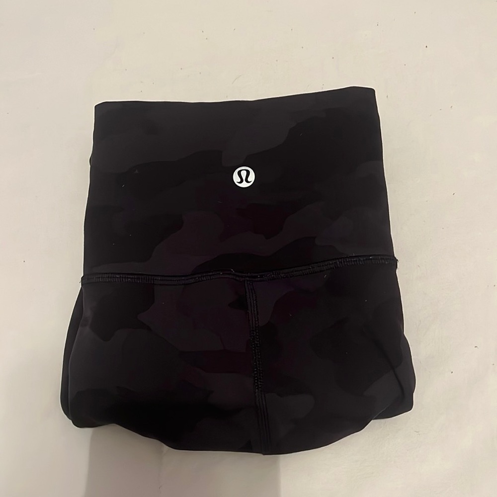 Lululemon black camo wonder trains crop 25, size 4! New! Really good condition!